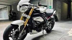 Triumph Speed Triple 1050 R ABS (2011 - 15)  (2)