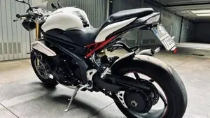 Triumph Speed Triple 1050 R ABS (2011 - 15)  (3)