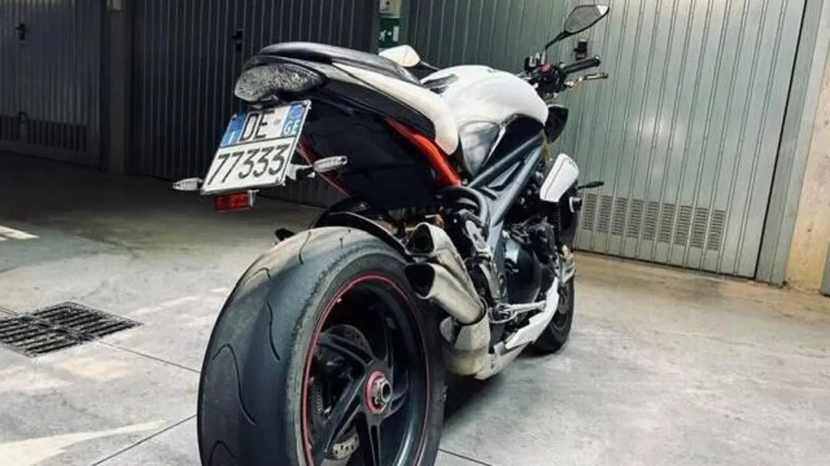 Triumph Speed Triple 1050 R ABS (2011 - 15)  (4)