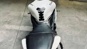 Triumph Speed Triple 1050 R ABS (2011 - 15)  (5)