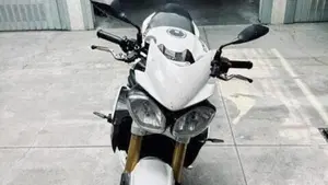 Triumph Speed Triple 1050 R ABS (2011 - 15)  (6)