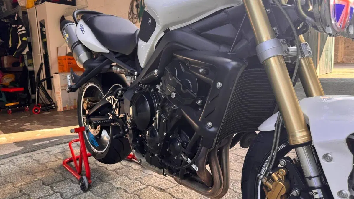 Triumph Street Triple (2007 - 12)  (4)