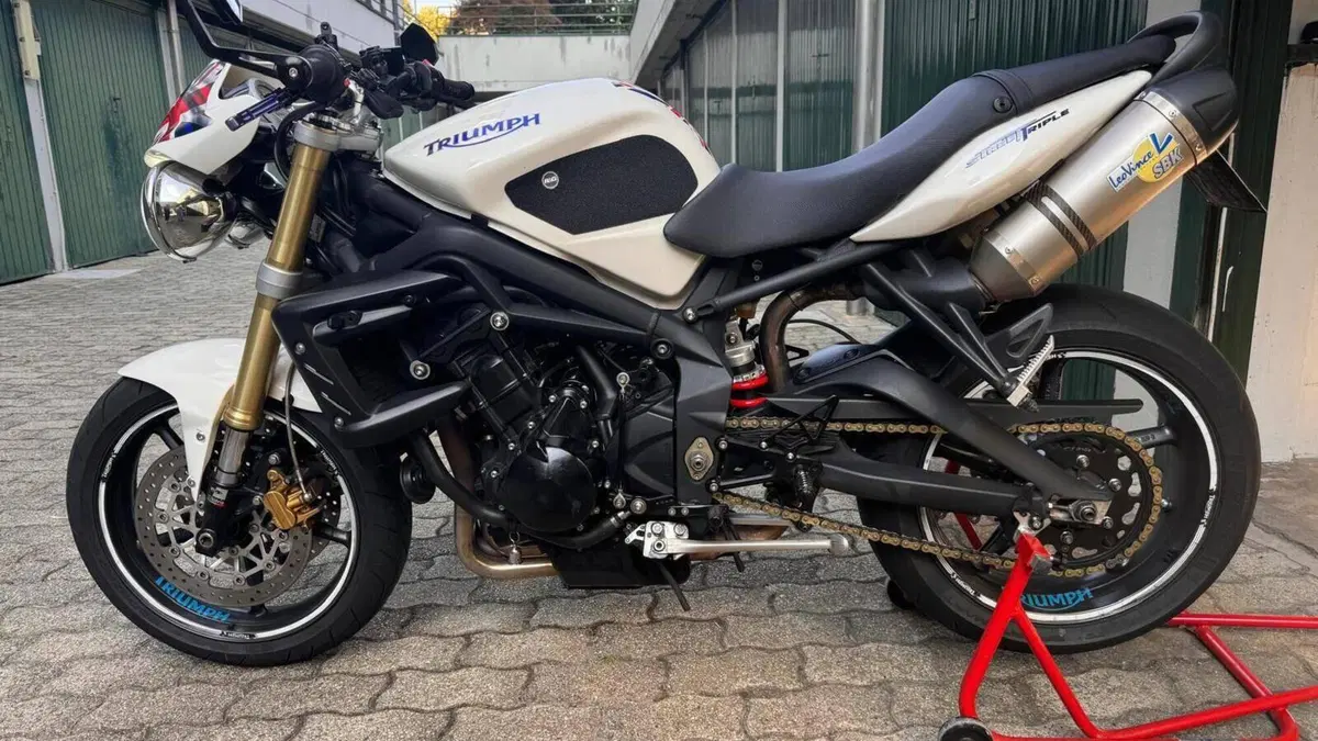 Triumph Street Triple (2007 - 12)  (17)