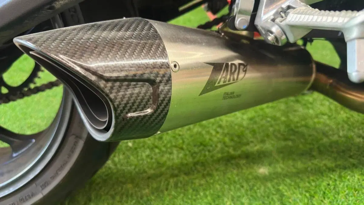 Triumph Trident 660 Triple Tribute Edition (2024)  (4)