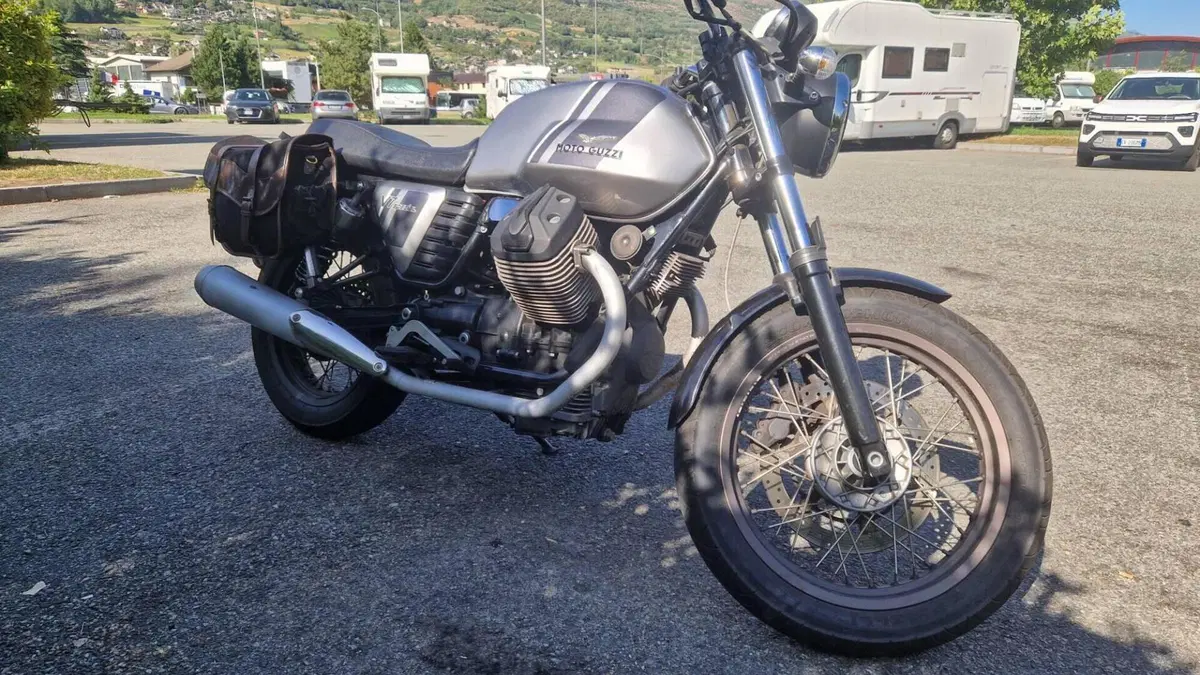 Moto Guzzi V7 II Special (2015 - 17)  (2)