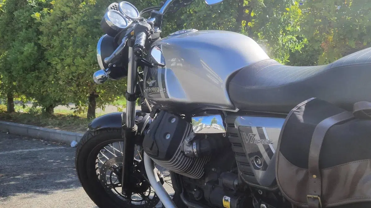 Moto Guzzi V7 II Special (2015 - 17)  (7)