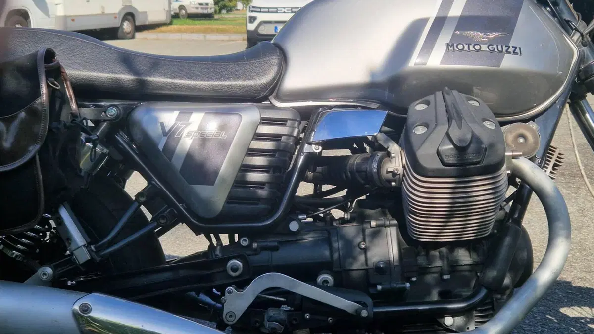 Moto Guzzi V7 II Special (2015 - 17)  (9)