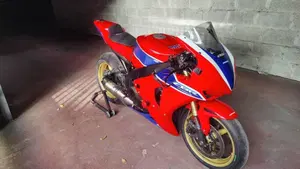Honda CBR 1000 RR Fireblade (2008 - 11)  (2)