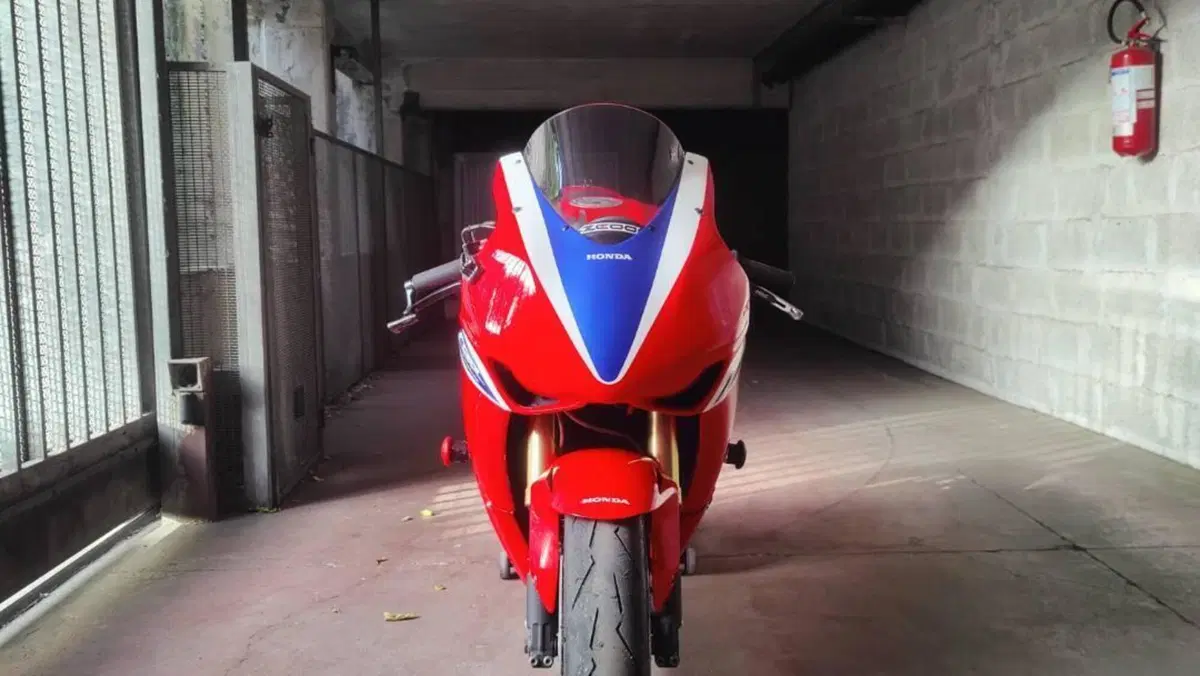 Honda CBR 1000 RR Fireblade (2008 - 11)  (3)