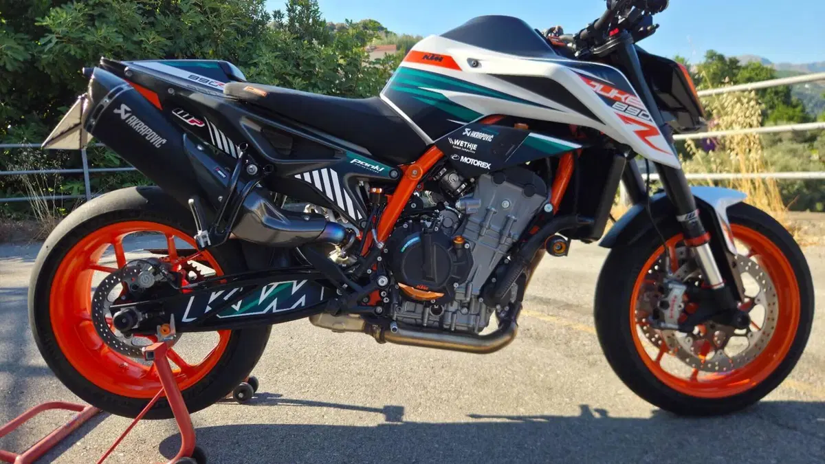 KTM 890 Duke R (2021) 