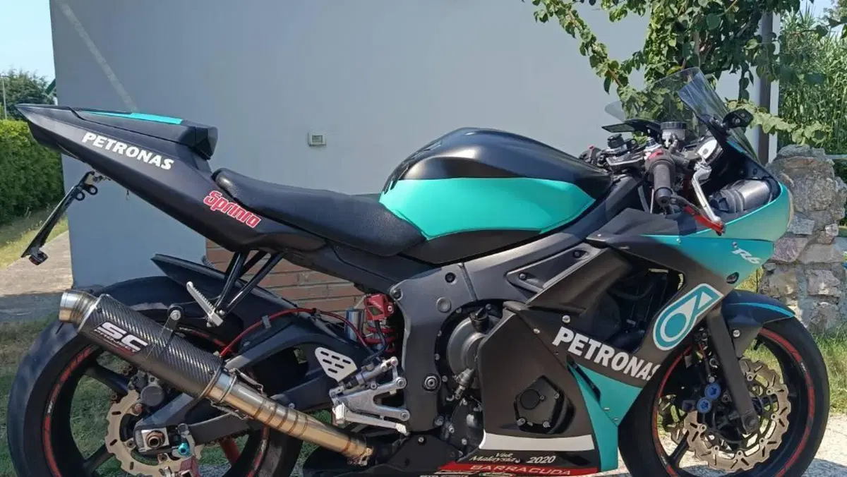 Yamaha YZF R6 (2003 - 04)  (2)