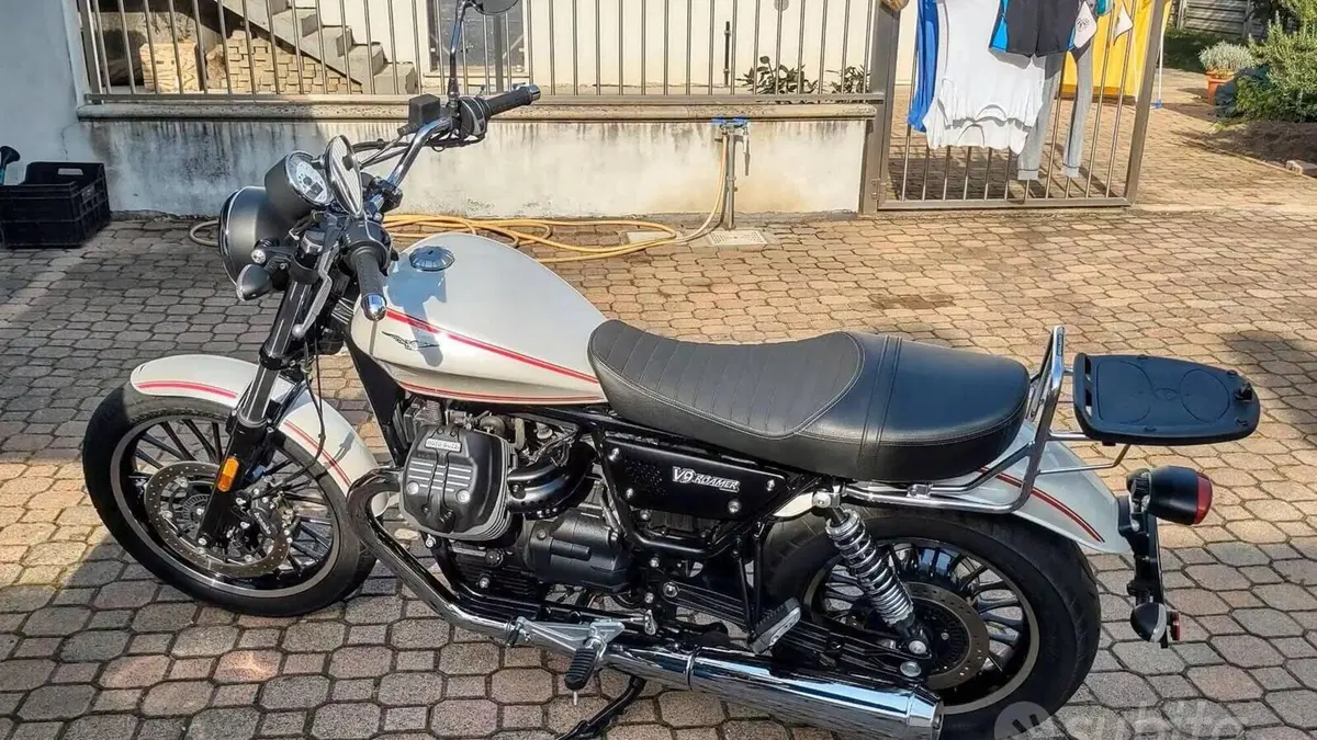 Moto Guzzi V9 Roamer (2016 - 18)  (2)