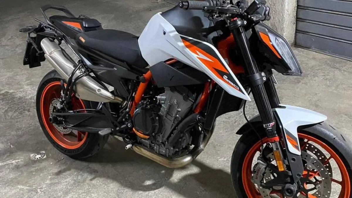 KTM 890 Duke R (2021) 
