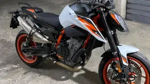 KTM 890 Duke R (2021) 