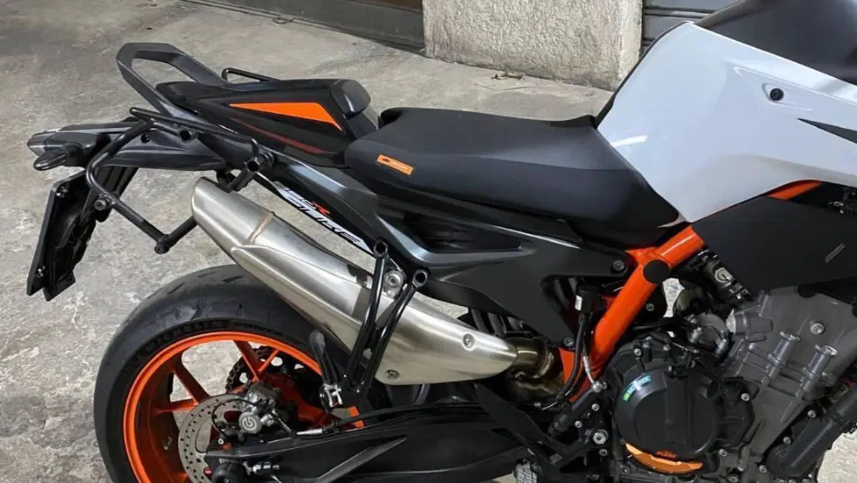 KTM 890 Duke R (2021)  (2)