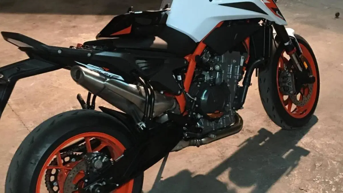 KTM 890 Duke R (2021)  (3)