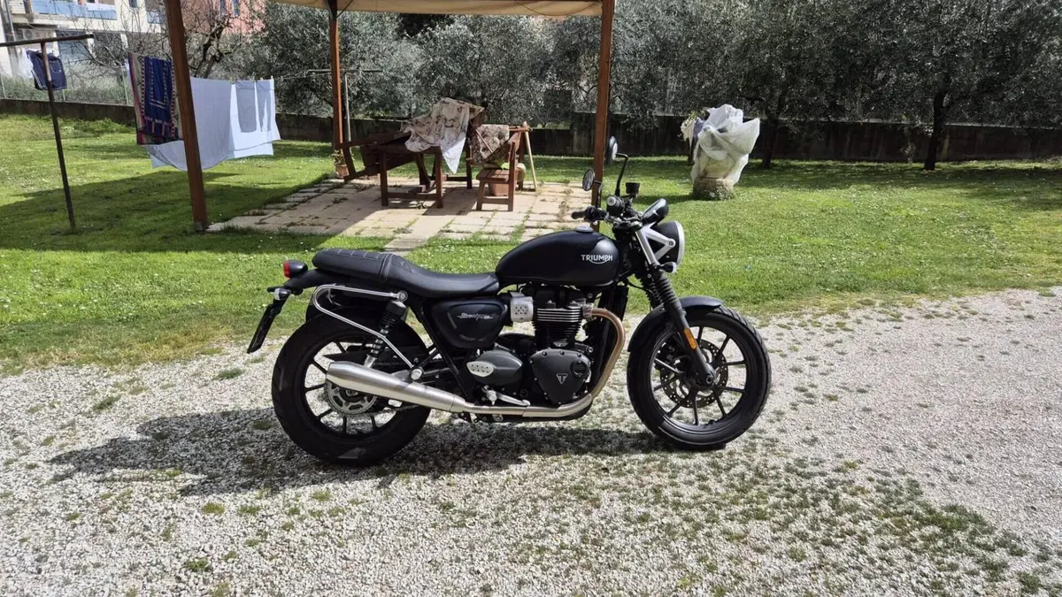 Triumph Street Twin 900 (2017 - 18)  (3)
