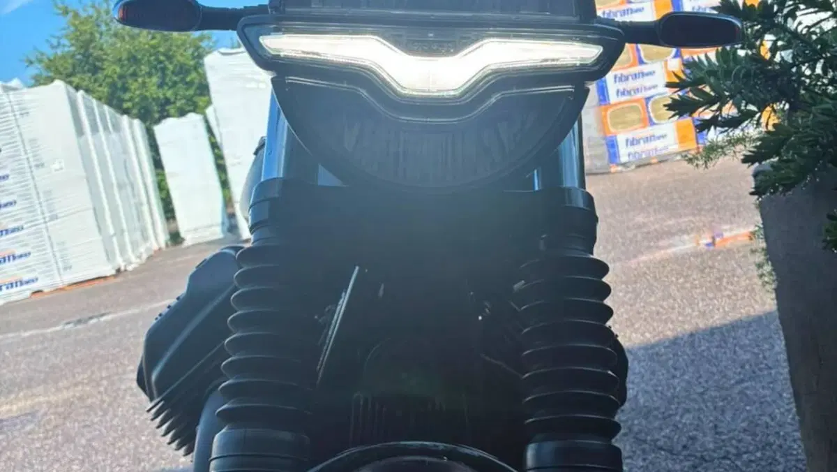Moto Guzzi V7 Stone (2021 - 24)  (2)