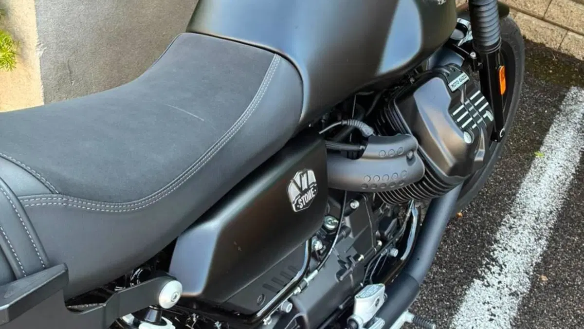 Moto Guzzi V7 Stone (2021 - 24)  (4)