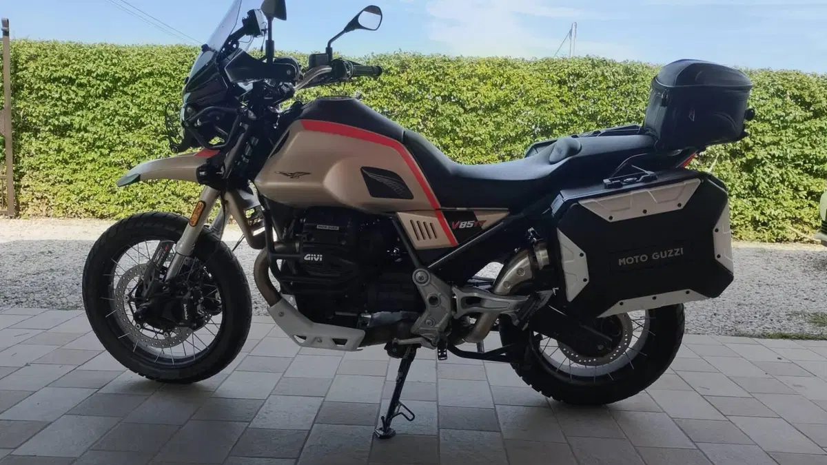 Moto Guzzi V85 TT Travel (2021 - 23)  (3)