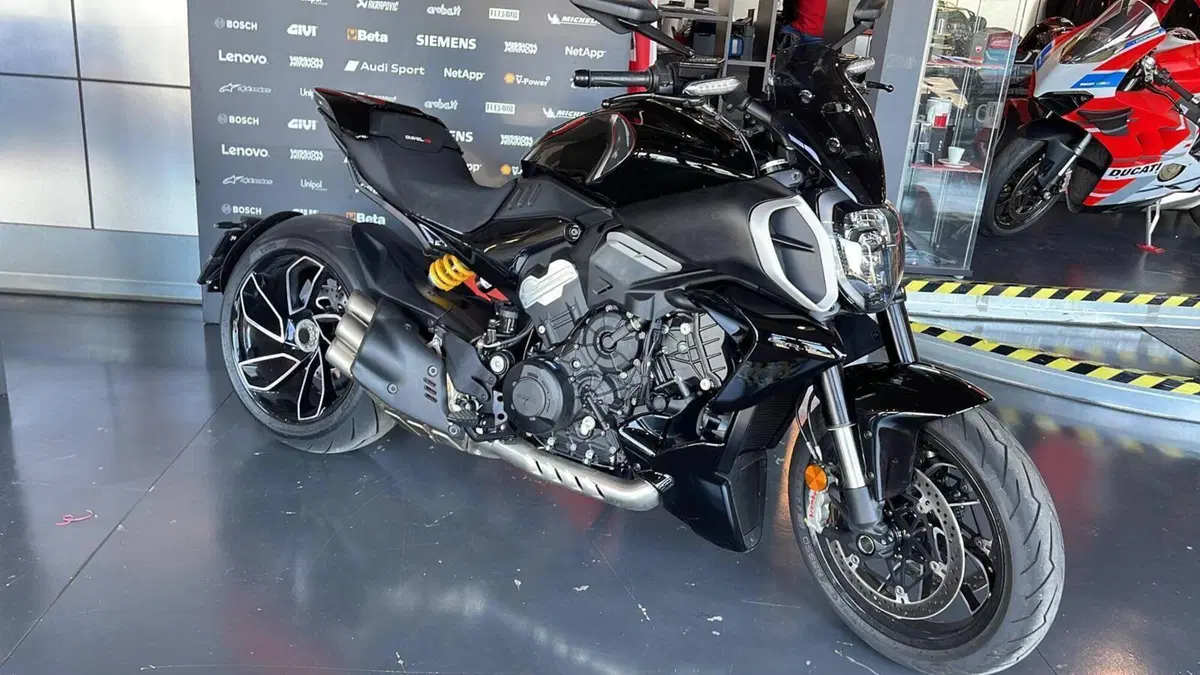 Ducati Diavel V4 (2023 - 26)  (2)