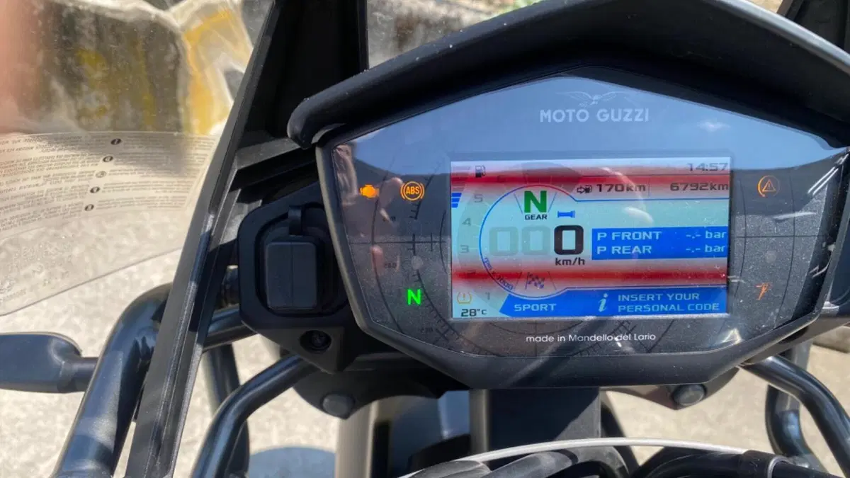Moto Guzzi V85 TT (2021 - 23)  (8)