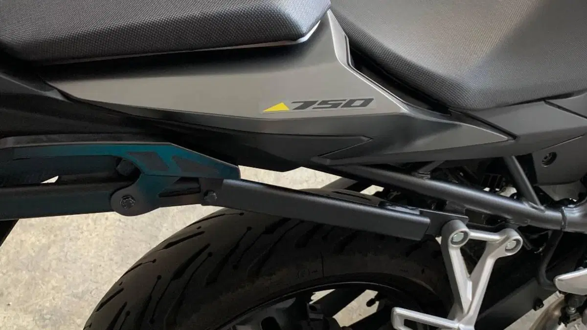 Honda CB 750 Hornet (2025)  (5)