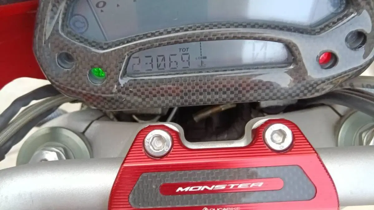 Ducati Monster 1100 (2009 -10)  (2)