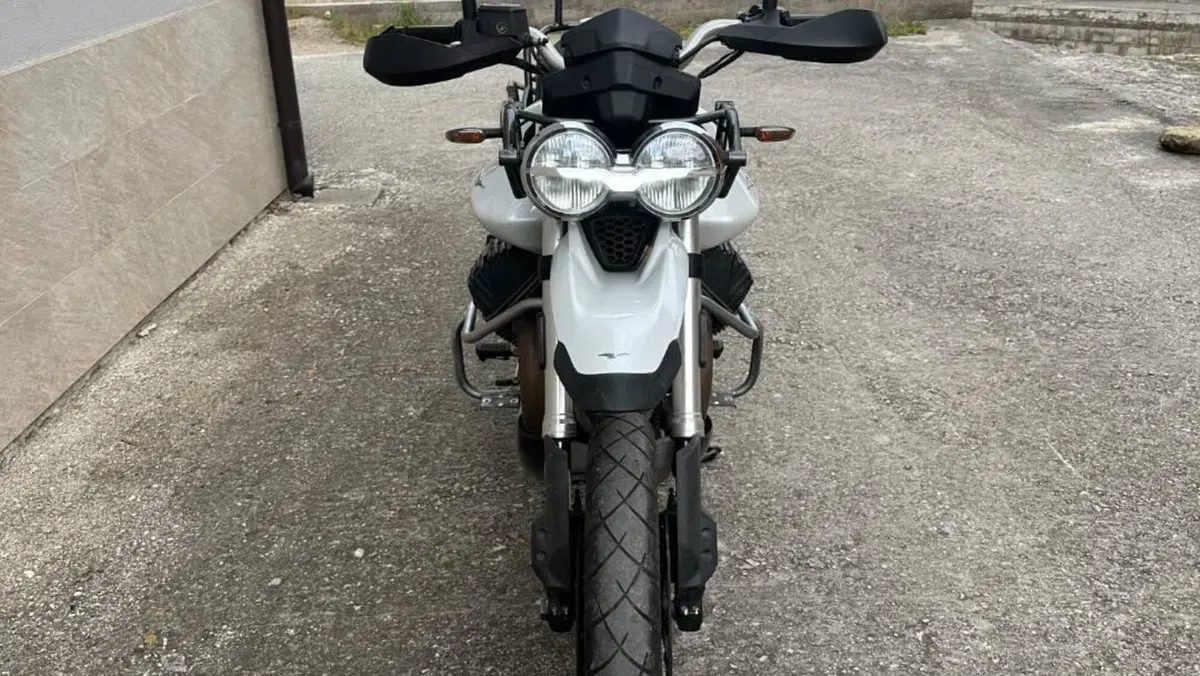 Moto Guzzi V85 TT (2021 - 23)  (2)
