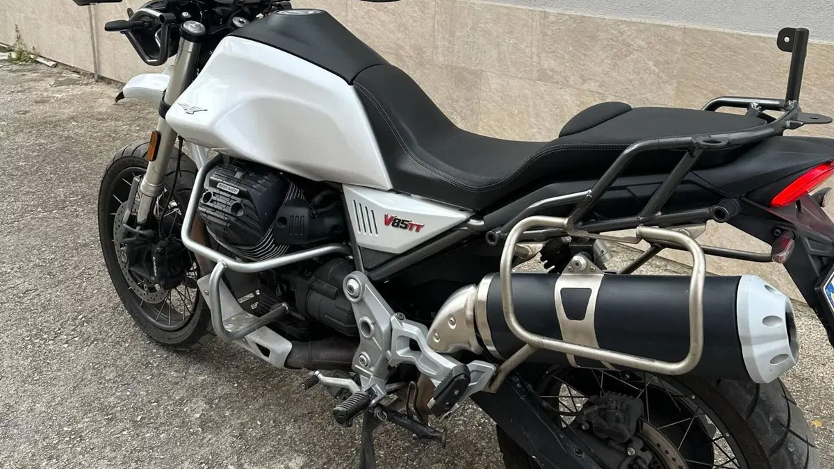 Moto Guzzi V85 TT (2021 - 23)  (3)