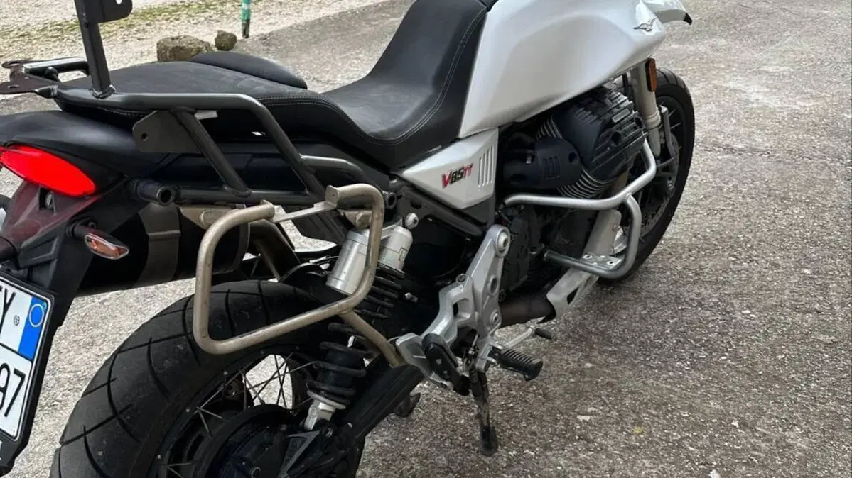 Moto Guzzi V85 TT (2021 - 23)  (4)