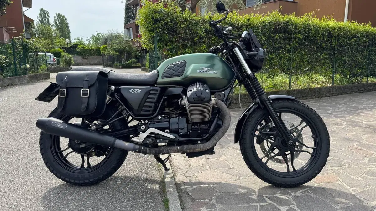 Moto Guzzi V7 Stone (2012 - 15)  (4)