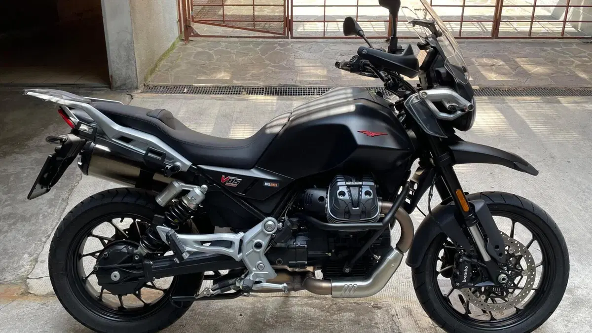 Moto Guzzi V85 Strada (2024 - 26)  (2)