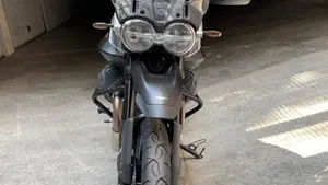 Moto Guzzi V85 Strada (2024 - 26)  (4)