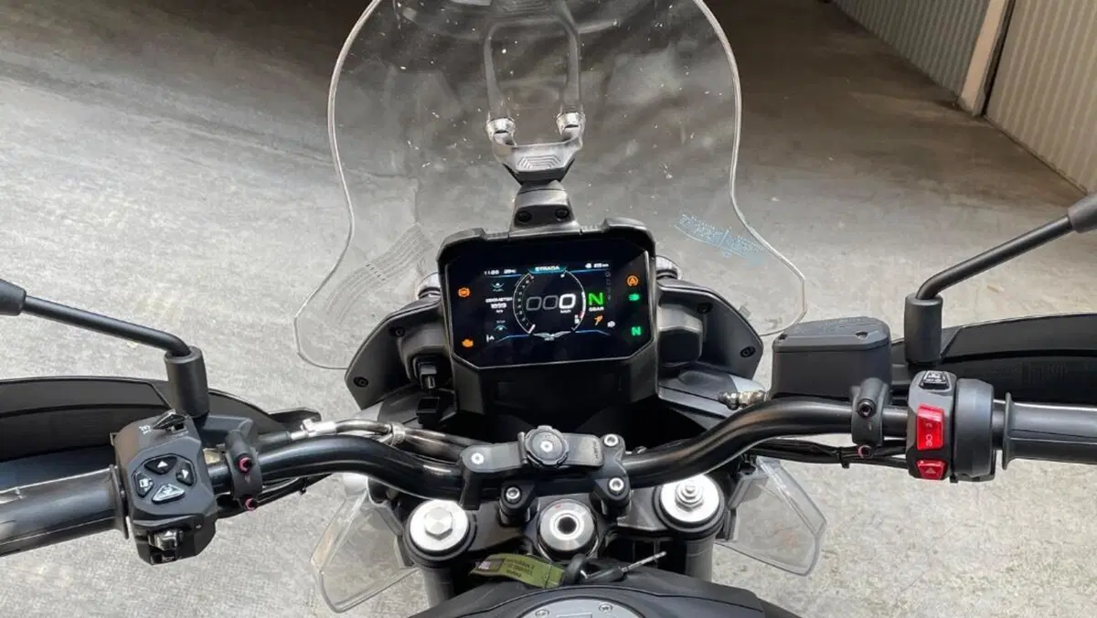 Moto Guzzi V85 Strada (2024 - 26)  (5)