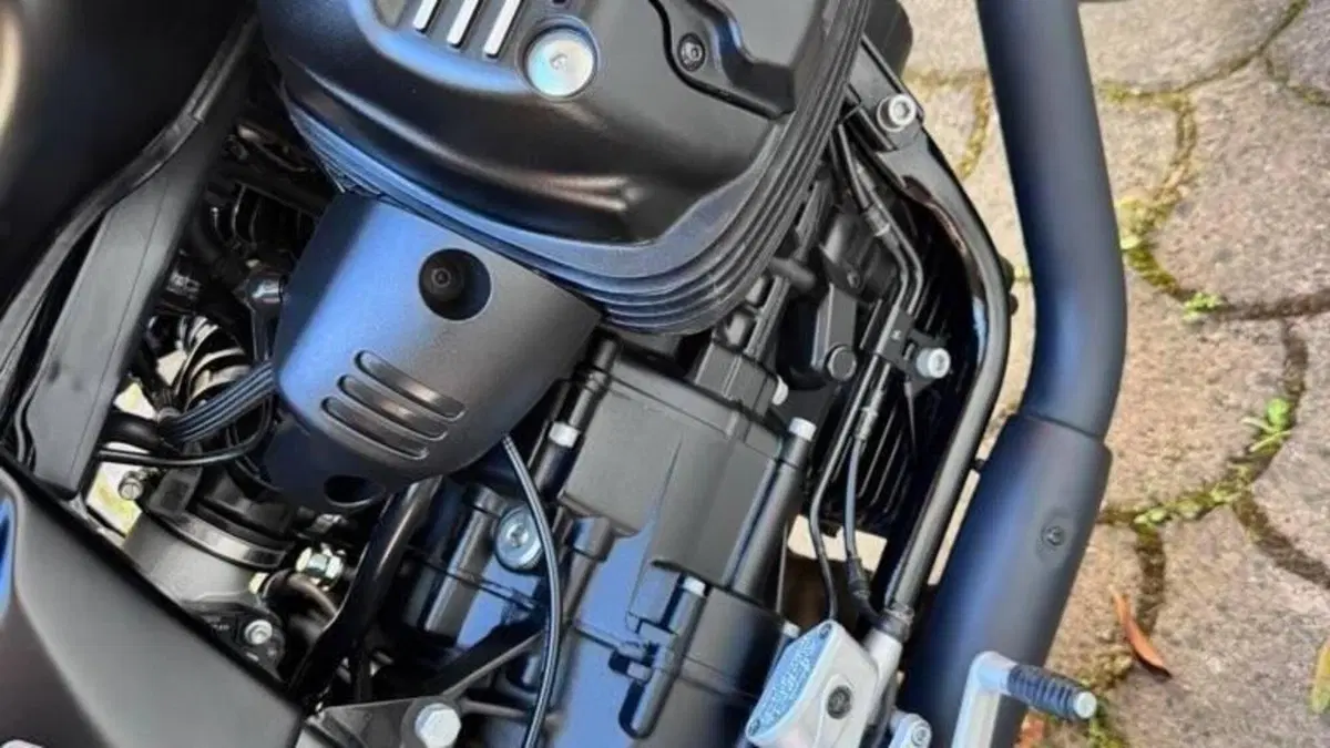 Moto Guzzi V7 Stone (2025 - 26)  (2)