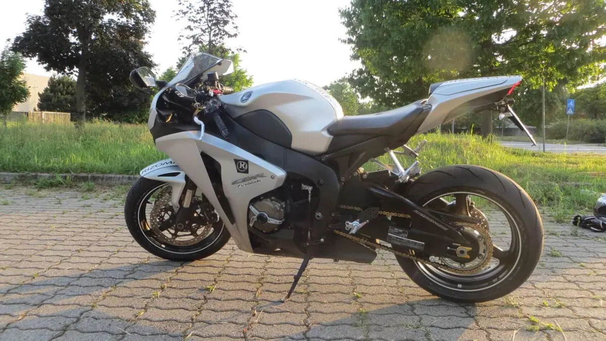 Honda CBR 1000 RR Fireblade (2008 - 11)  (3)