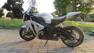 Honda CBR 1000 RR Fireblade (2008 - 11)  (3)
