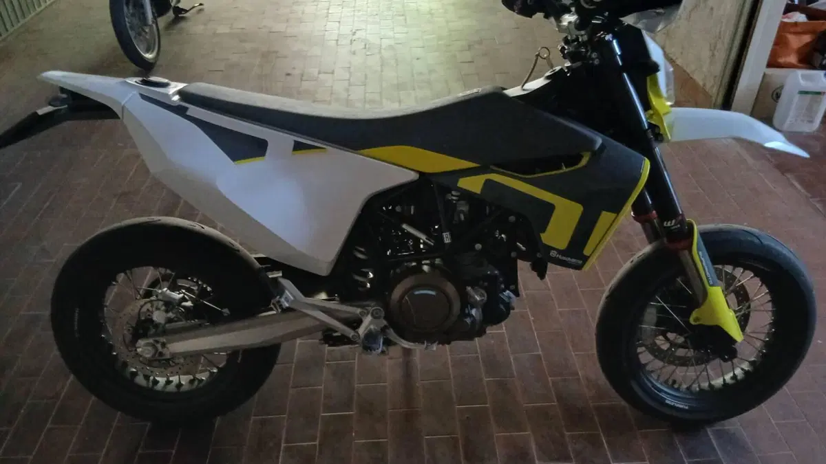 Husqvarna 701 Supermoto (2023 - 25)  (2)