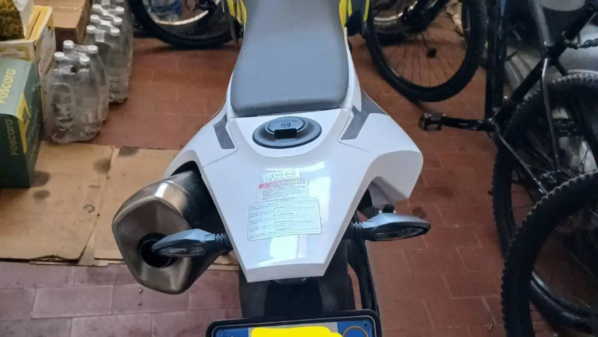 Husqvarna 701 Supermoto (2023 - 25)  (4)