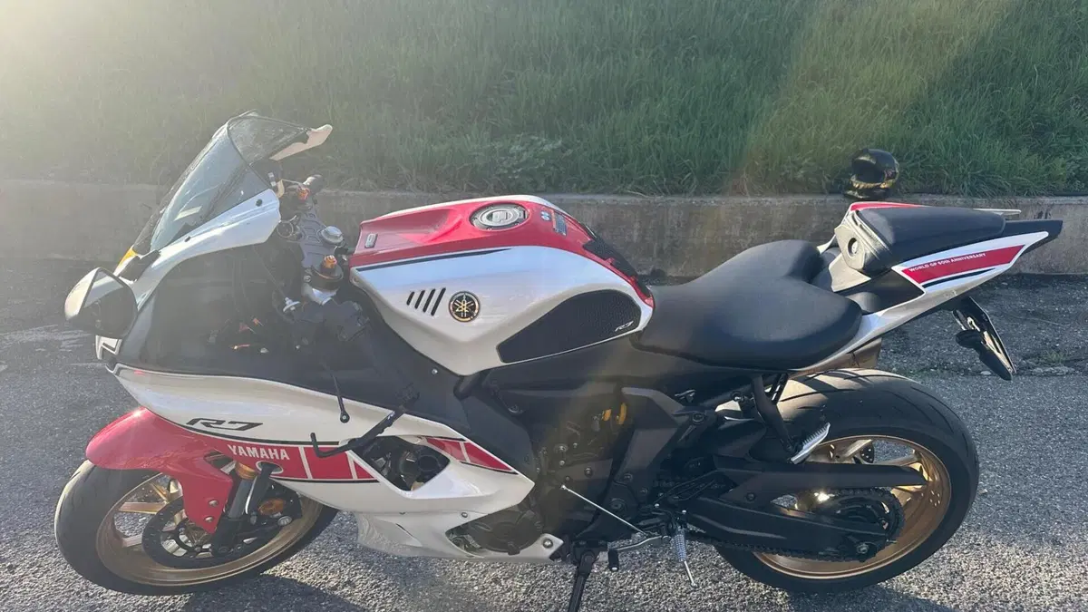 Yamaha YZF R7 World GP 60th Anniversary (2022 - 23)  (3)
