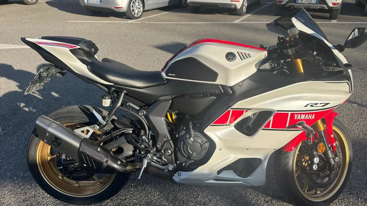 Yamaha YZF R7 World GP 60th Anniversary (2022 - 23)  (4)