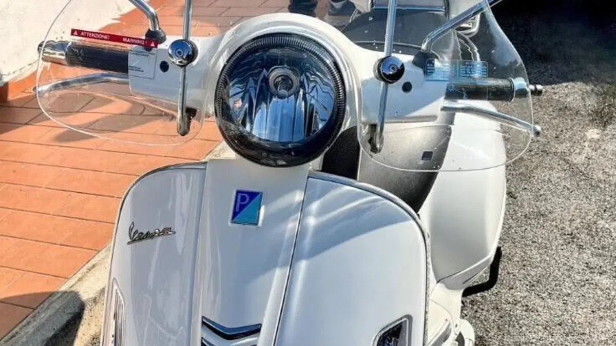 Vespa GTS 300 Super (2017 - 18)  (4)