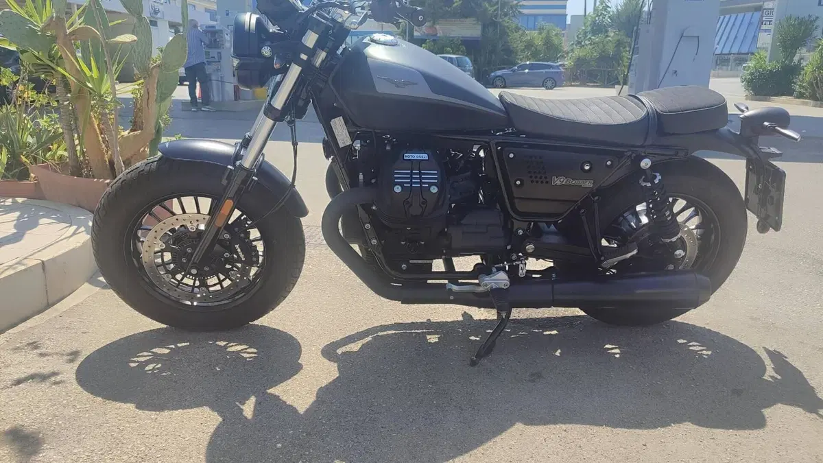 Moto Guzzi V9 Bobber (2021 - 25) 