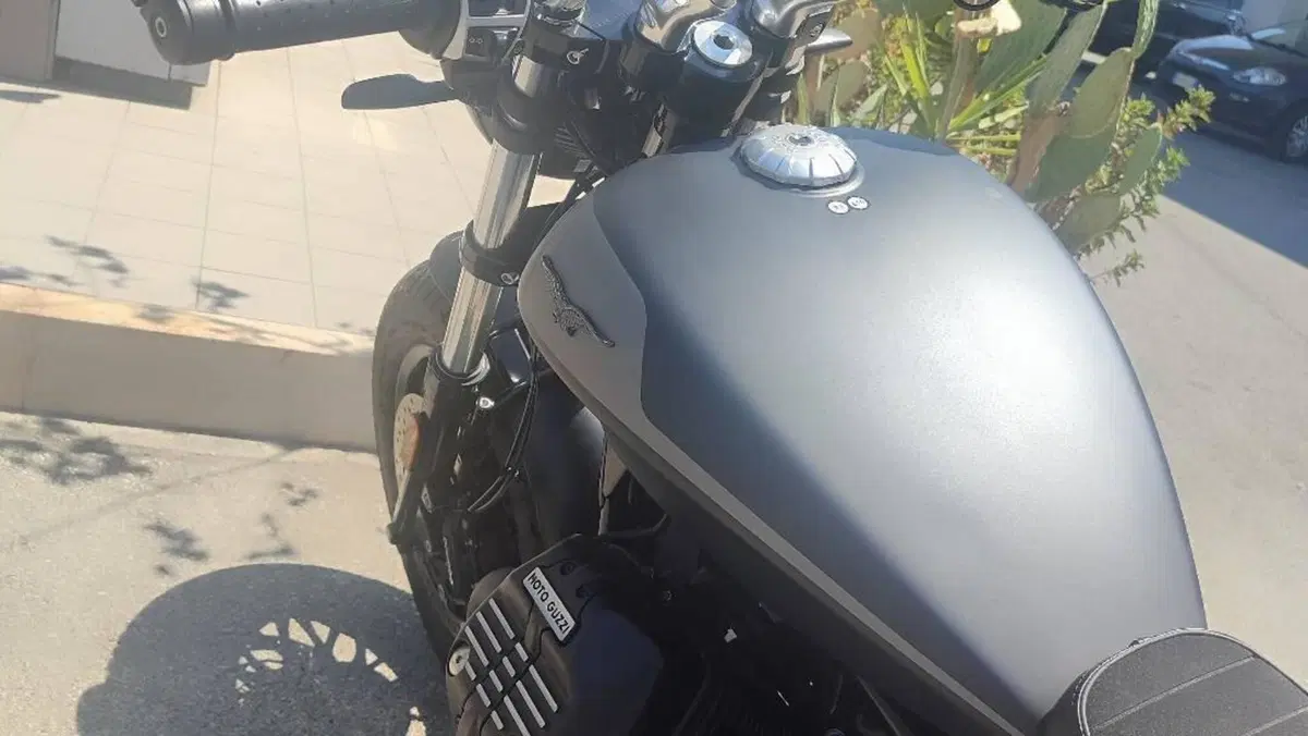 Moto Guzzi V9 Bobber (2021 - 25)  (2)