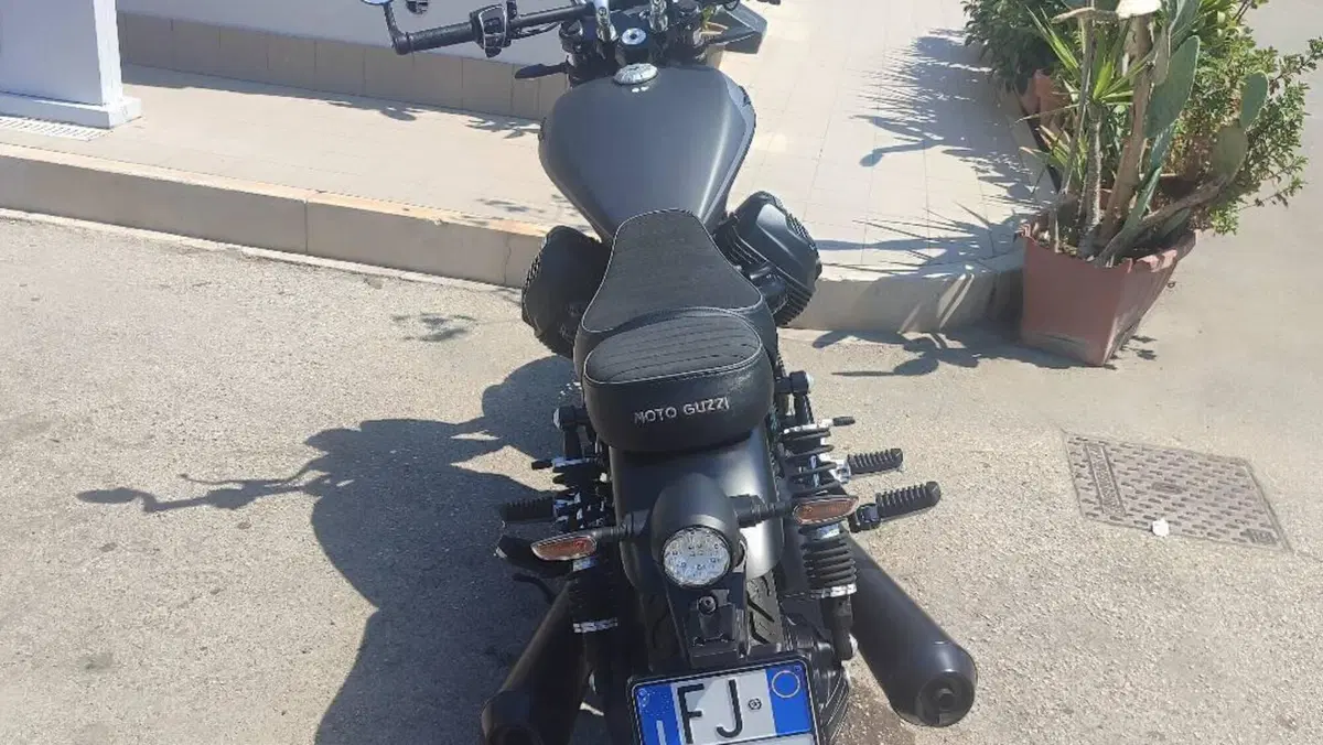 Moto Guzzi V9 Bobber (2021 - 25)  (3)