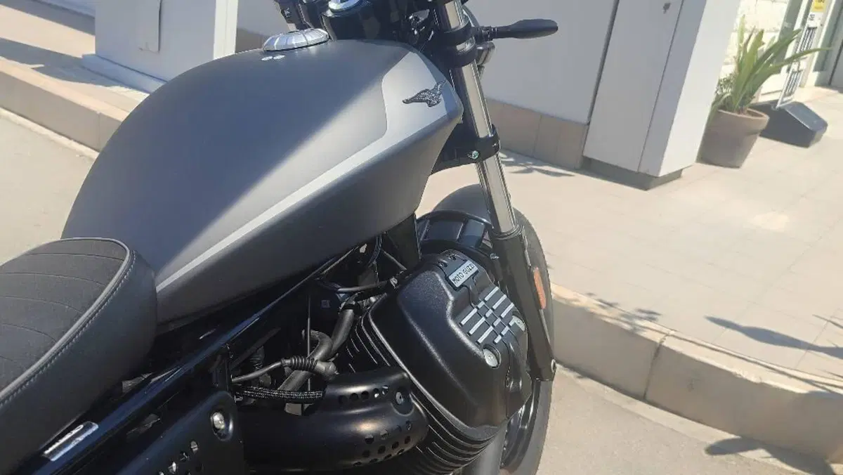Moto Guzzi V9 Bobber (2021 - 25)  (4)