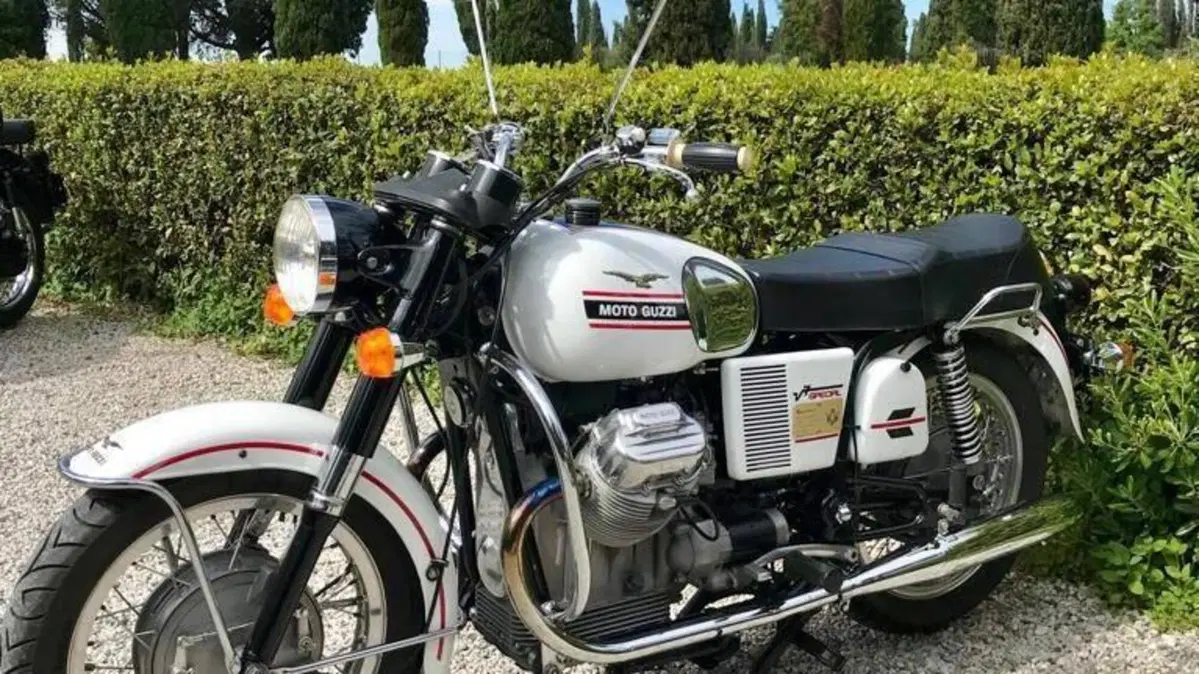 Moto Guzzi   (2)