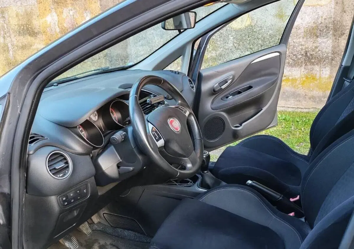 Fiat Punto 1.3 MJT II 75 CV 5 porte Lounge (8)