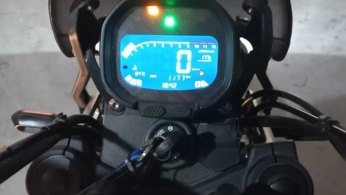 Voge Trofeo 300AC (2021 - 26)  (5)